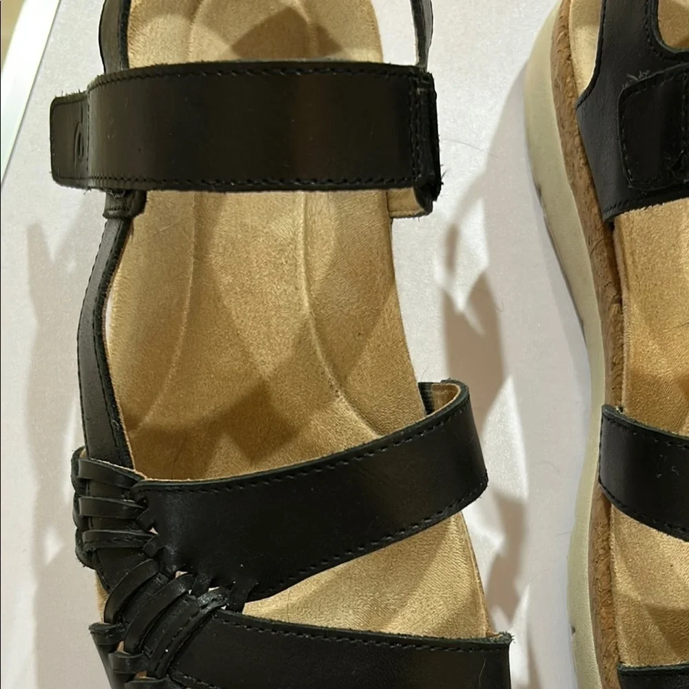 8W Easy Spirt llena Platform sandal  Black. Velcro closure.